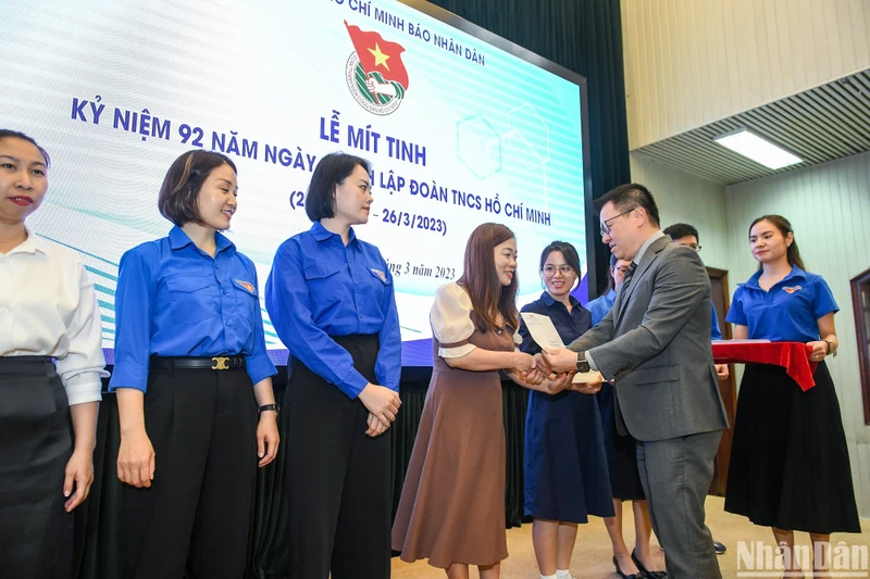 Tổng Biên tập, Bí thư Đảng ủy Báo Nhân Dân Lê Quốc Minh trao quyết định và quà tặng các đồng chí trưởng thành Đoàn. (Ảnh: THÀNH ĐẠT)
