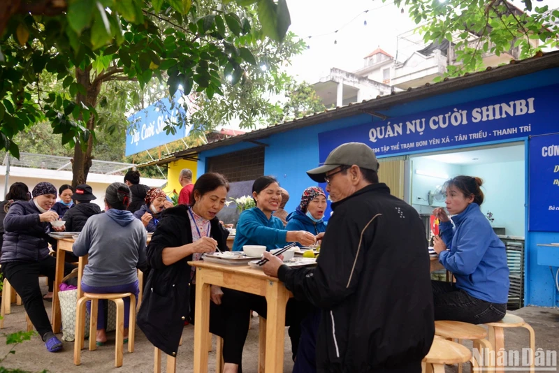 Quán Nụ cười Shinbi luôn đông khách mỗi khi mở cửa.