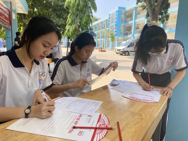 Thí sinh đăng ký hồ sơ xét tuyển vào HIU năm học 2023-2024.