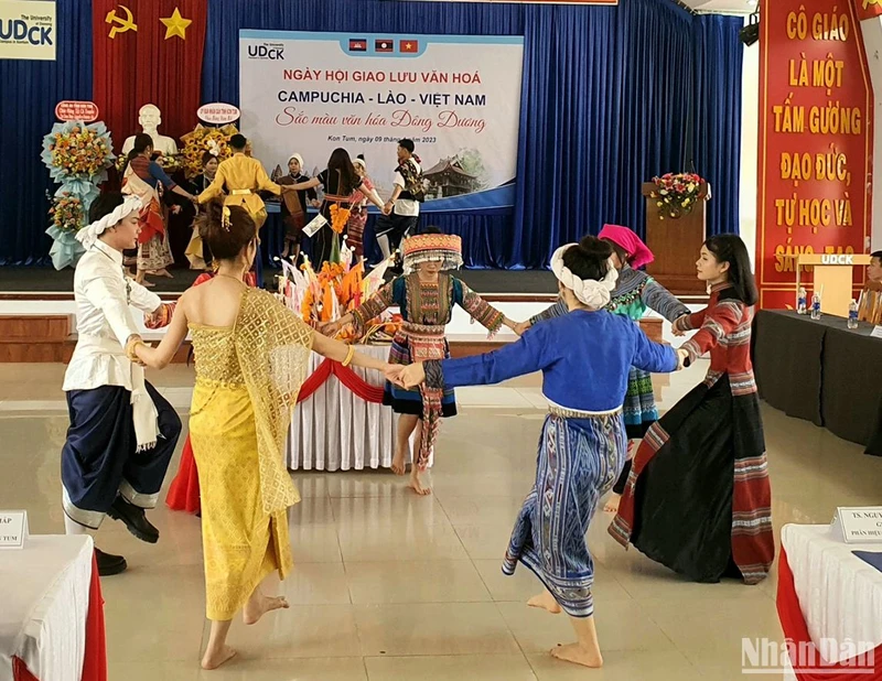 Các lưu học sinh trình diễn tiết mục múa “Vũ điệu đoàn kết”.