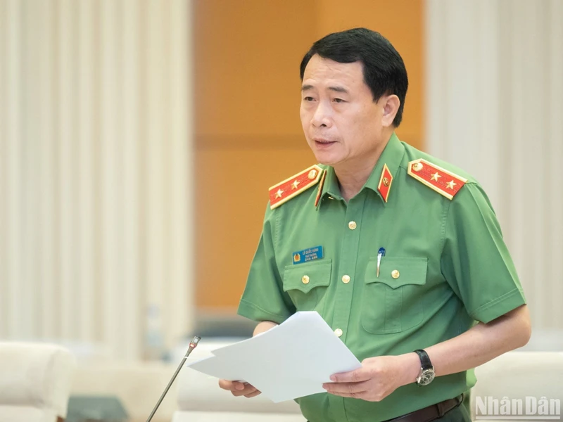 Thứ trưởng Công an Lê Quốc Hùng phát biểu ý kiến tại phiên họp của Ủy ban Thường vụ Quốc hội chiều 10/4. (Ảnh: DUY LINH)