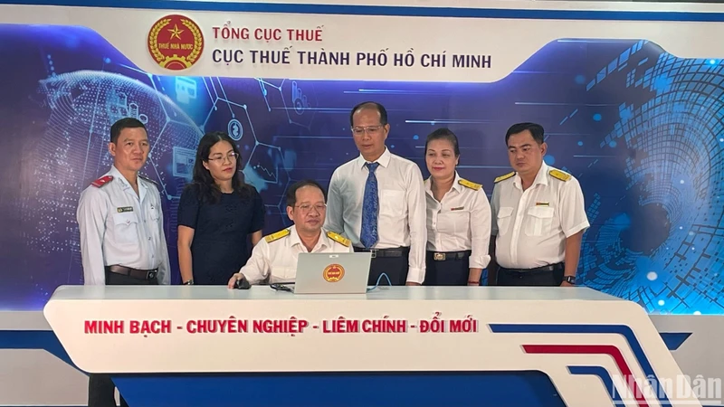 Lãnh đạo Cục Thuế Thành phố Hồ Chí Minh và Hội đồng giám sát tiến hành bấm nút điện tử chọn hóa đơn may mắn.
