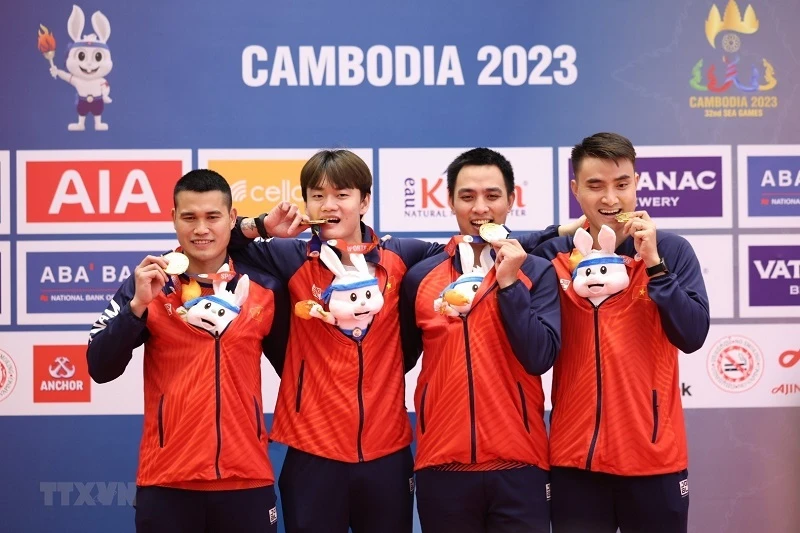 Các kiếm thủ Nguyễn Văn Quyết, Vũ Thành An, Tô Đức Anh, Nguyễn Xuân Lợi trên bục nhận huy chương. (Ảnh: TTXVN) 