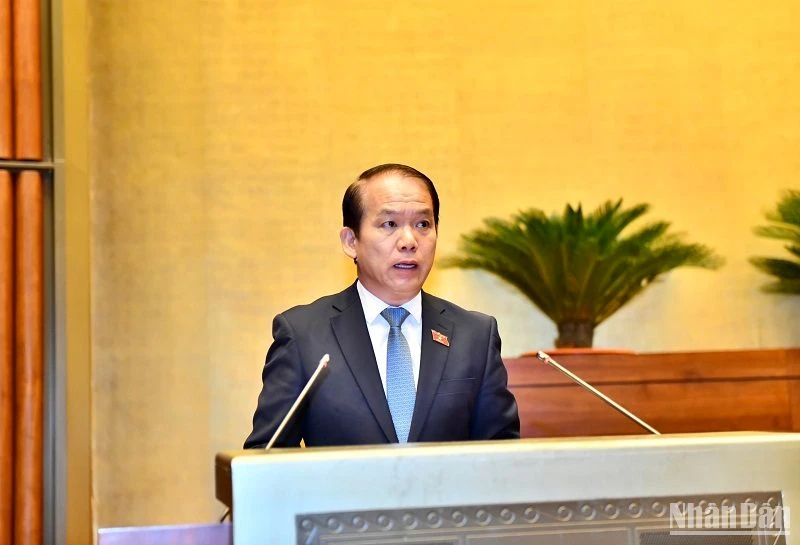 Chủ nhiệm Ủy ban Pháp luật của Quốc hội Hoàng Thanh Tùng trình bày Tờ trình tại phiên họp sáng 23/5. (Ảnh: ĐĂNG KHOA)