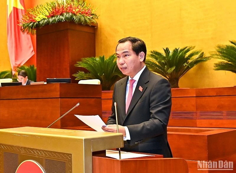 Chủ nhiệm Ủy ban Tài chính-Ngân sách của Quốc hội Lê Quang Mạnh trình bày báo cáo thẩm tra trong phiên họp sáng 26/5. (Ảnh: DUY LINH)