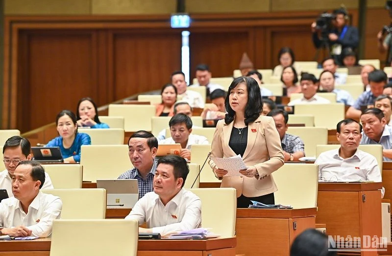 Bộ trưởng Y tế Đào Hồng Lan làm rõ một số nội dung đại biểu Quốc hội nêu trong phiên họp chiều 31/5. (Ảnh: DUY LINH)