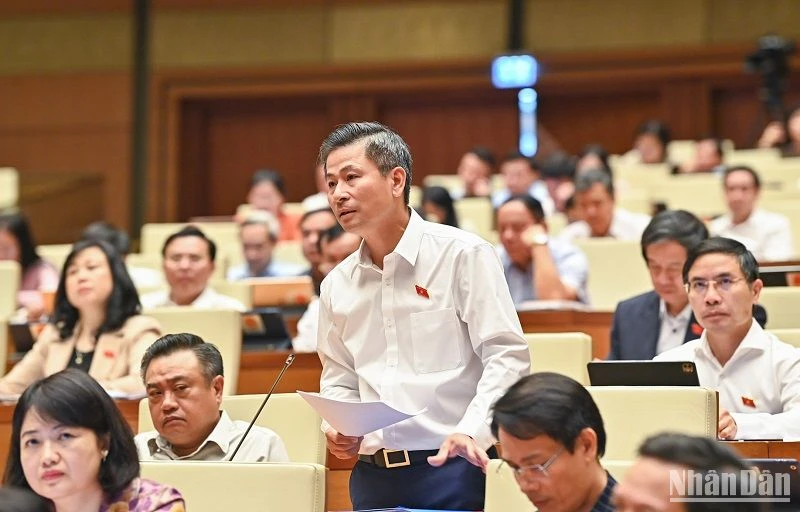 Đại biểu Nguyễn Phi Thường (đoàn Hà Nội) góp ý kiến về phát triển đô thị theo định hướng giao thông công cộng (TOD). (Ảnh: DUY LINH)