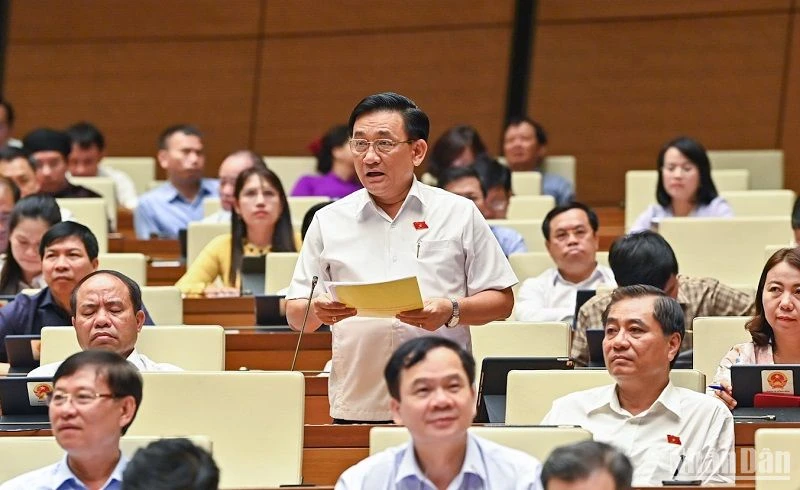 Đại biểu Trần Quốc Tuấn (đoàn Trà Vinh) tham gia ý kiến thảo luận ở hội trường sáng 31/5. (Ảnh: DUY LINH)