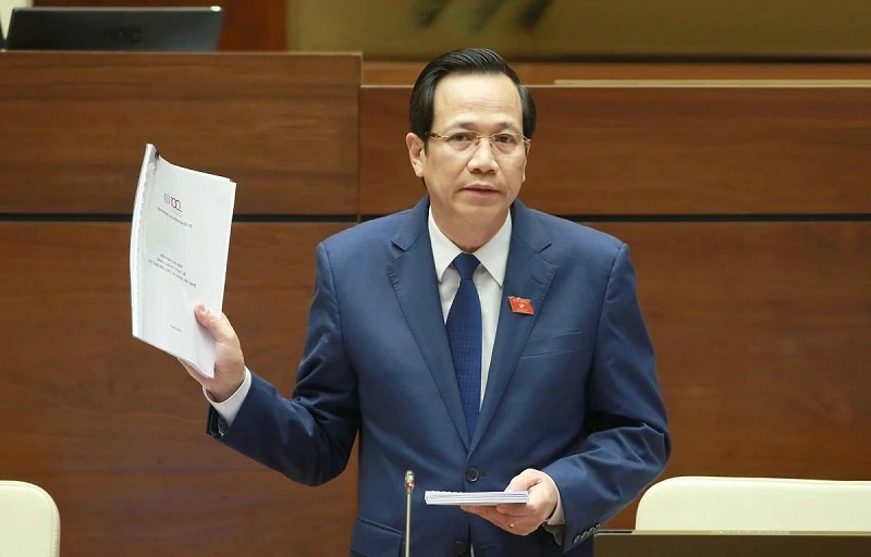 Bộ trưởng Lao động-Thương binh và Xã hội Đào Ngọc Dung là thành viên Chính phủ đầu tiên đăng đàn trả lời chất vấn tại kỳ họp này. (Ảnh: VGP)
