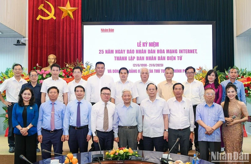 Các đại biểu chụp ảnh lưu niệm tại Lễ kỷ niệm 25 năm Ngày Báo Nhân Dân hòa mạng Internet, thành lập Ban Nhân Dân điện tử và đón nhận Bằng khen của Thủ tướng Chính phủ, tại Hà Nội chiều 13/6. (Ảnh: THÀNH ĐẠT)