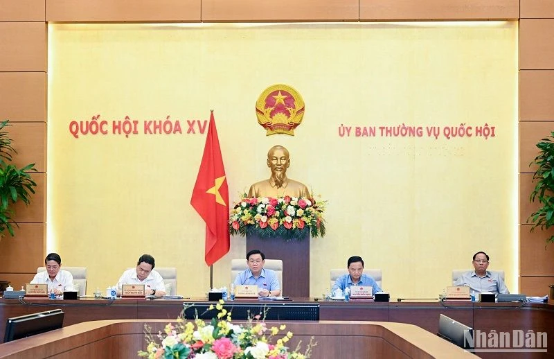 Chủ tịch Quốc hội Vương Đình Huệ chủ trì phiên họp của Ủy ban Thường vụ Quốc hội chiều 14/6. (Ảnh: DUY LINH)
