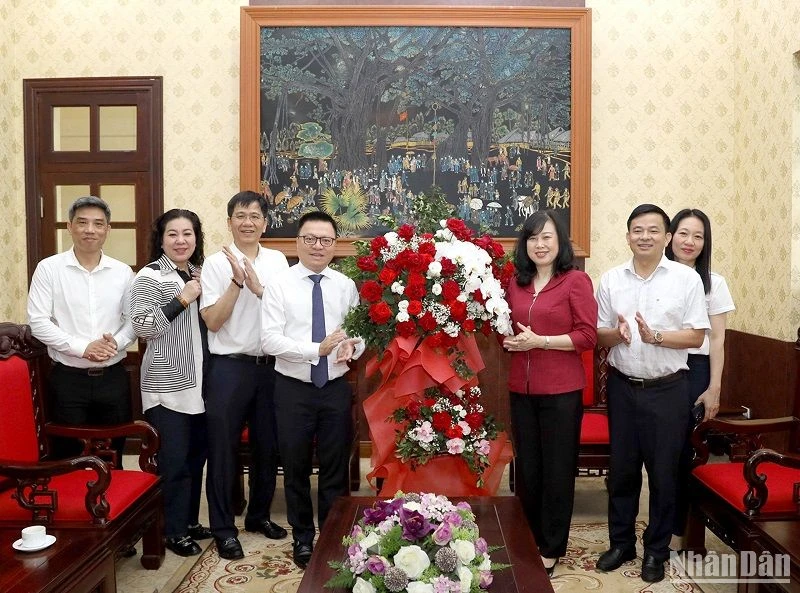 Bộ trưởng Y tế Đào Hồng Lan tặng hoa chúc mừng Báo Nhân Dân nhân dịp kỷ niệm 98 năm Ngày Báo chí cách mạng Việt Nam. (Ảnh: ĐĂNG KHOA)