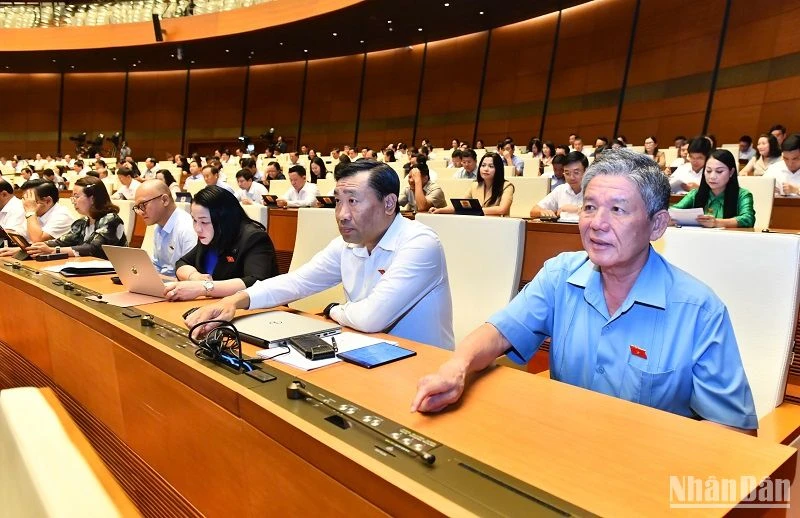 Các đại biểu Quốc hội biểu quyết thông qua Nghị quyết về phê chuẩn quyết toán ngân sách nhà nước năm 2021. (Ảnh: ĐĂNG KHOA)