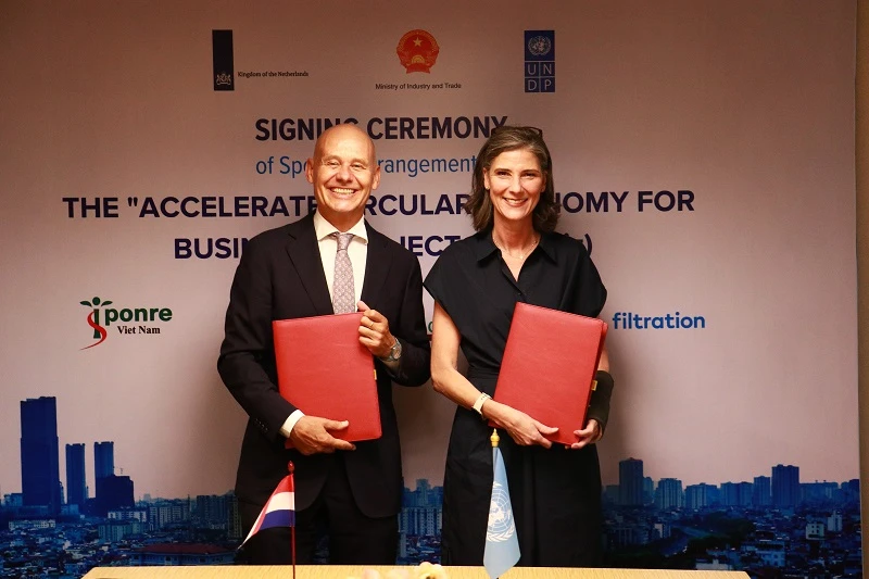 Đại sứ Vương quốc Hà Lan tại Việt Nam Kees van Baar và Trưởng đại diện thường trú UNDP tại Việt Nam Ramla Khalidi tại Lễ ký kết. 