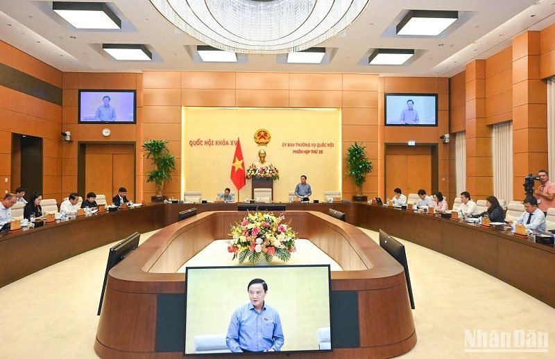Phó Chủ tịch Quốc hội Nguyễn Khắc Định điều hành nội dung thảo luận chiều 12/9. (Ảnh: DUY LINH)