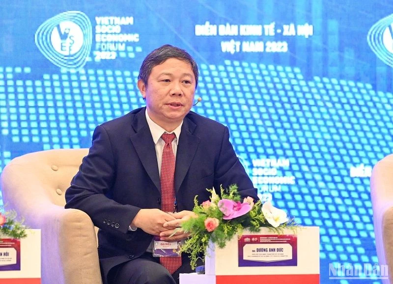 Phó Chủ tịch Ủy ban nhân dân TP Hồ Chí Minh Dương Anh Đức phát biểu trong Phiên toàn thể, Diễn đàn Kinh tế-xã hội Việt Nam 2023 chiều 19/9. (Ảnh: DUY LINH)
