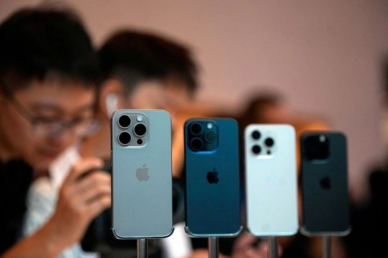 Apple cho biết, tình trạng quá nhiệt của iPhone 15 Pro và Pro Max không phải do vấn đề thiết kế, bởi lớp vỏ titan mới giúp tăng khả năng tản nhiệt so với các mẫu vỏ bằng thép không gỉ trước đây. (Ảnh: Reuters)