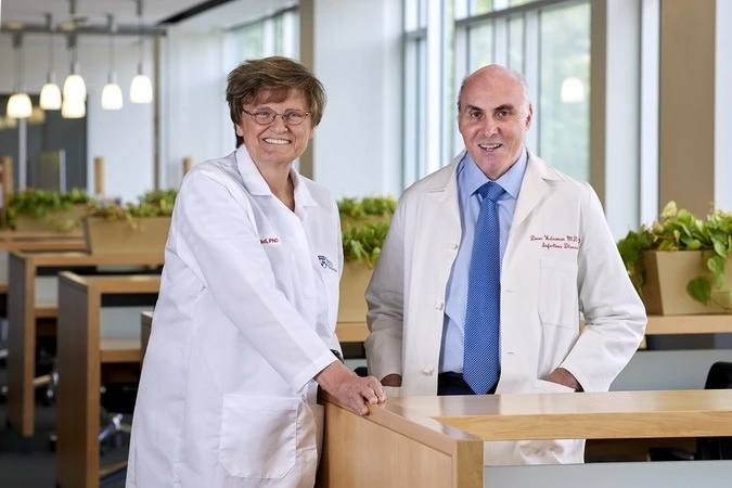 Hai nhà khoa học Katalin Kariko và Drew Weissman là chủ nhân của giải Nobel Y Sinh năm 2023. (Nguồn: penntoday) 