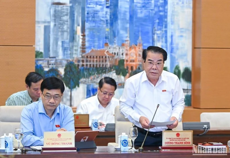 Trưởng Ban Dân nguyện Dương Thanh Bình trình bày báo cáo công tác dân nguyện của Quốc hội trong tháng 9/2023. (Ảnh: DUY LINH)