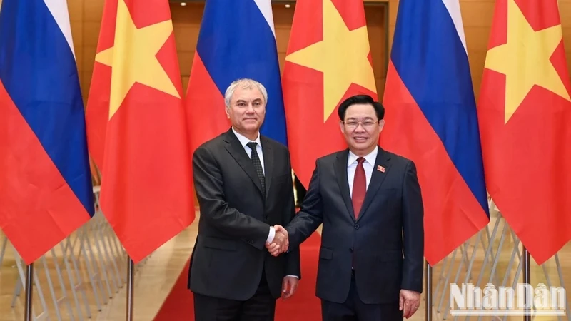 Chủ tịch Quốc hội Vương Đình Huệ và Chủ tịch Duma Quốc gia Quốc hội Liên bang Nga Vyacheslav Viktorovich Volodin tại lễ đón. (Ảnh: DUY LINH)