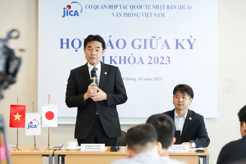 Ông Sugano Yuichi, Trưởng Đại diện Văn phòng JICA Việt Nam phát biểu tại họp báo.
