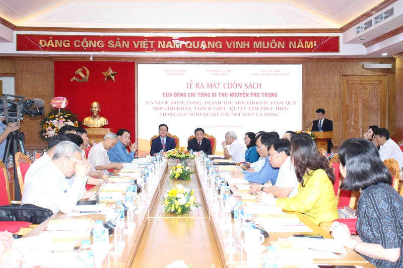 Lễ ra mắt cuốn sách “Cả nước đồng lòng, tranh thủ mọi thời cơ, vượt qua mọi khó khăn, thách thức, quyết tâm thực hiện thắng lợi Nghị quyết Đại hội XIII của Đảng” của Tổng Bí thư Nguyễn Phú Trọng.