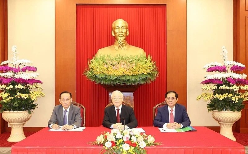 Tổng Bí thư Nguyễn Phú Trọng, Trưởng Ban Đối ngoại Trung ương Lê Hoài Trung và Bộ trưởng Ngoại giao Bùi Thanh Sơn tại cuộc điện đàm với Tổng thống Pháp Emmanuel Macron. (Ảnh: TTXVN)