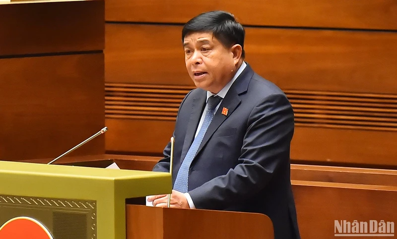 Bộ trưởng Kế hoạch và Đầu tư Nguyễn Chí Dũng trình bày dự thảo Nghị quyết. (Ảnh: THỦY NGUYÊN)