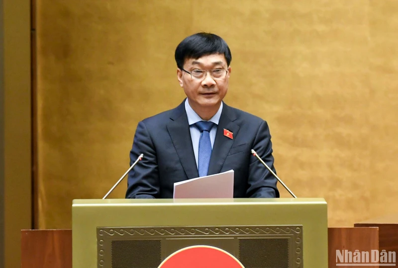 Chủ nhiệm Ủy ban Kinh tế của Quốc hội Vũ Hồng Thanh báo cáo giải trình, tiếp thu, chỉnh lý dự thảo Luật Kinh doanh bất động sản (sửa đổi). (Ảnh: DUY LINH)