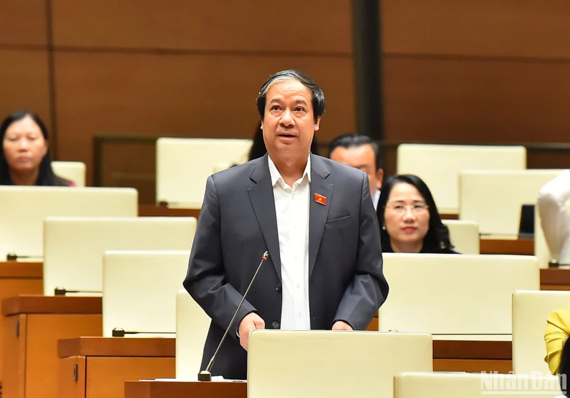 Bộ trưởng Giáo dục và Đào tạo Nguyễn Kim Sơn đã tham gia giải trình, làm rõ một số vấn đề đại biểu Quốc hội nêu. (Ảnh: THỦY NGUYÊN)