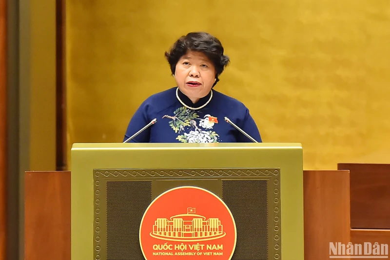 Chủ nhiệm Ủy ban Xã hội Nguyễn Thúy Anh trình bày báo cáo thẩm tra dự án Luật Bảo hiểm xã hội (sửa đổi). (Ảnh: THỦY NGUYÊN)