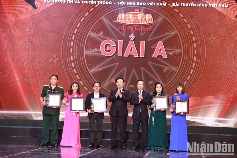 Chủ tịch nước Võ Văn Thưởng và Chủ tịch Quốc hội Vương Đình Huệ trao giải A cho các tác giả tại Giải Diên Hồng lần thứ nhất - năm 2023. (Ảnh: HOÀI NAM)