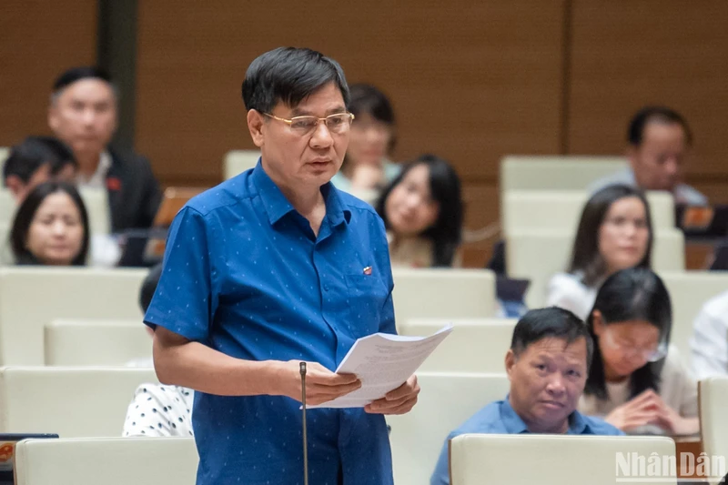 Đại biểu Lê Tất Hiếu (đoàn Vĩnh Phúc) đặt câu hỏi trong phiên chất vấn chiều 6/11. (Ảnh: DUY LINH)
