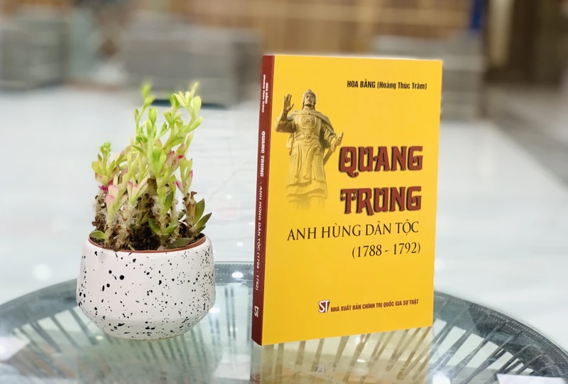 Cuốn sách "Quang Trung - Anh hùng dân tộc (1788-1792)" của Nhà nghiên cứu sử học và văn học Hoàng Thúc Trâm.