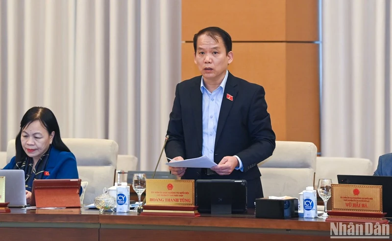 Chủ nhiệm Ủy ban Pháp luật của Quốc hội Hoàng Thanh Tùng báo cáo một số vấn đề lớn giải trình, tiếp thu, chỉnh lý dự thảo Luật Nhà ở (sửa đổi). (Ảnh: DUY LINH)