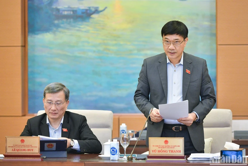Chủ nhiệm Ủy ban Kinh tế của Quốc hội Vũ Hồng Thanh trình bày báo cáo về một số nội dung lớn tiếp thu, giải trình, chỉnh lý dự thảo Luật Đất đai (sửa đổi). (Ảnh: DUY LINH)