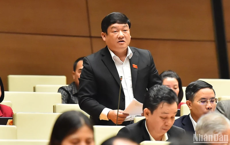 Đại biểu Quốc hội Lương Văn Hùng (đoàn Quảng Ngãi) phát biểu ý kiến. (Ảnh: THỦY NGUYÊN)