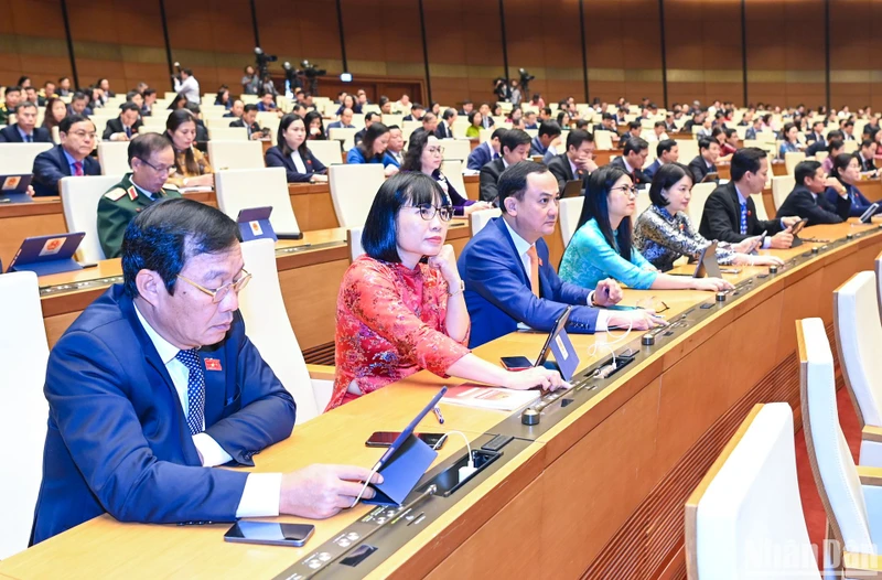 Các đại biểu Quốc hội biểu quyết thông qua Nghị quyết Kỳ họp thứ 6, Quốc hội khóa XV. (Ảnh: DUY LINH)