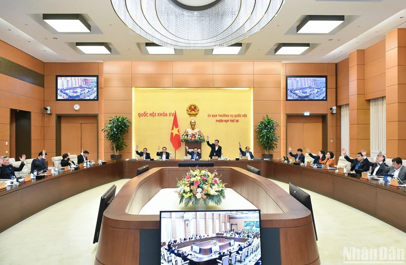 Ủy ban Thường vụ Quốc hội biểu quyết thông qua đề nghị bổ sung một số dự án luật vào Chương trình xây dựng luật, pháp lệnh năm 2024, với tỷ lệ tán thành 100%. (Ảnh: DUY LINH)