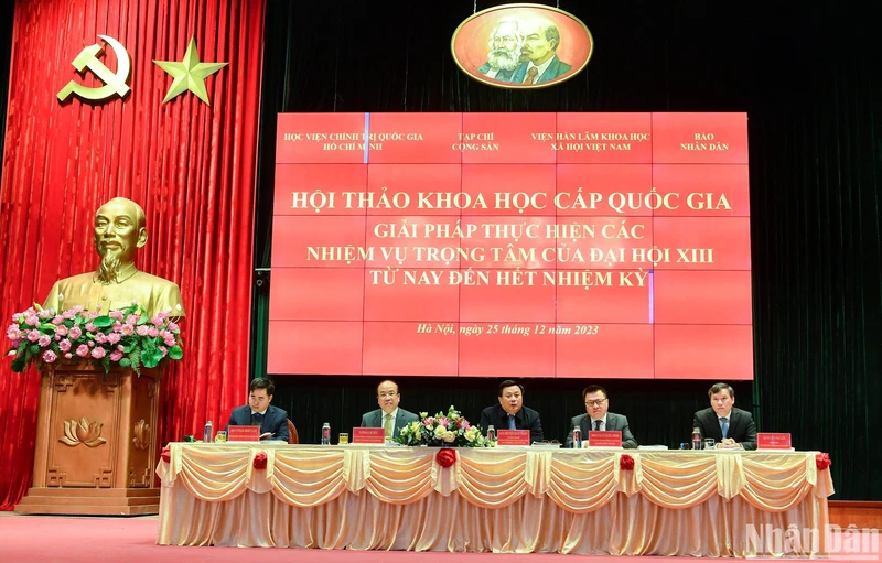 Đồng chí Nguyễn Xuân Thắng, Ủy viên Bộ Chính trị, Giám đốc Học viện Chính trị quốc gia Hồ Chí Minh, Chủ tịch Hội đồng Lý luận Trung ương và đồng chí Lê Quốc Minh, Ủy viên Trung ương Đảng, Tổng Biên tập Báo Nhân Dân, Phó Trưởng Ban Tuyên giáo Trung ương, Chủ tịch Hội Nhà báo Việt Nam đồng chủ trì Hội thảo. (Ảnh: THÀNH ĐẠT)