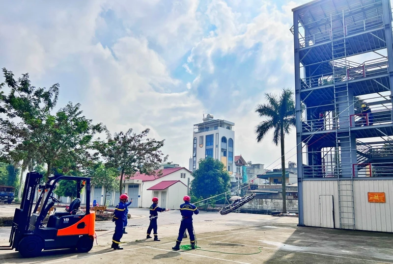 Thao diễn kỹ năng chữa cháy, cứu nạn cứu hộ trong khuôn khổ Lễ khởi động Dự án.