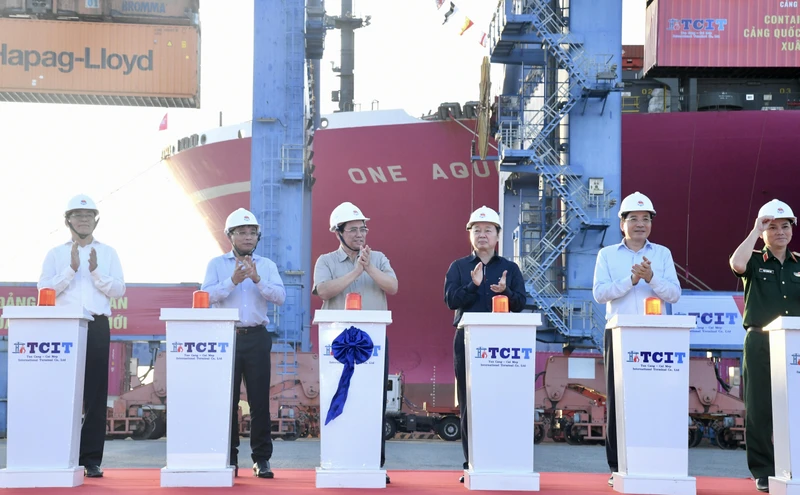 Thủ tướng Phạm Minh Chính phát lệnh làm hàng đầu xuân tại Cảng Quốc tế Tân Cảng - Cái Mép.