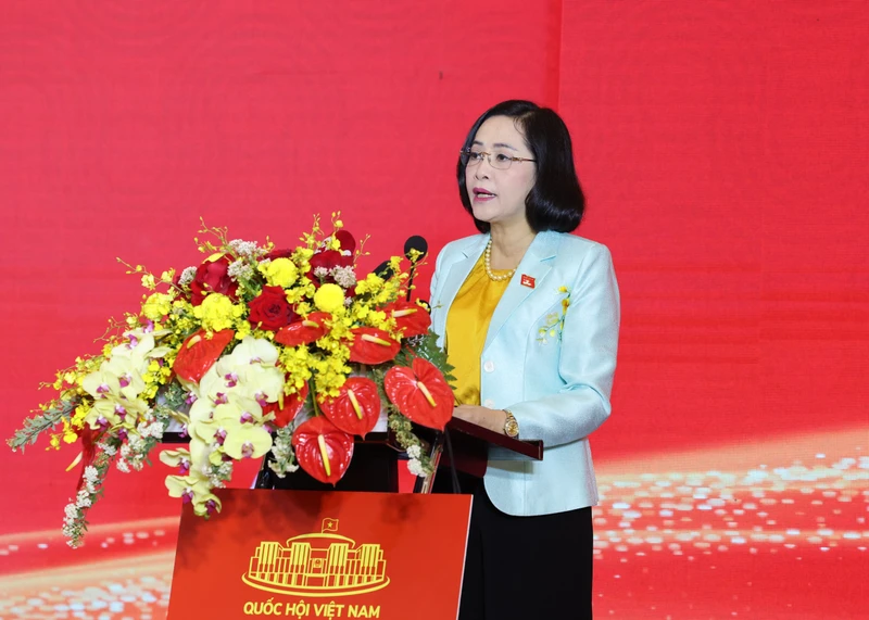 Trưởng Ban Công tác đại biểu Nguyễn Thị Thanh báo cáo tổng kết tình hình tổ chức và hoạt động của Hội đồng nhân dân các tỉnh, thành phố trực thuộc trung ương năm 2023 và phương hướng, nhiệm vụ công tác năm 2024. (Ảnh: DUY LINH)