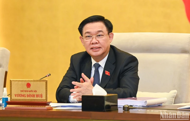 Chủ tịch Quốc hội Vương Đình Huệ phát biểu ý kiến tại phiên họp Ủy ban Thường vụ Quốc hội chiều 16/4. (Ảnh: DUY LINH)