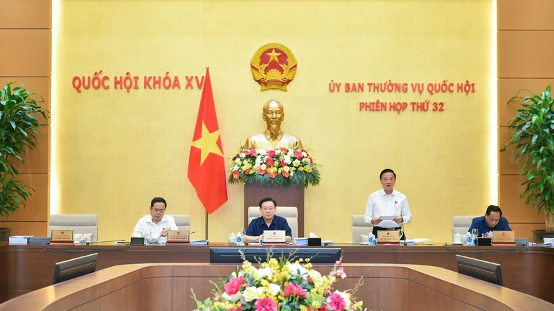 Phó Chủ tịch Quốc hội Nguyễn Khắc Định điều hành phiên họp cho ý kiến về dự án Luật Tư pháp người chưa thành niên. (Ảnh: DUY LINH)