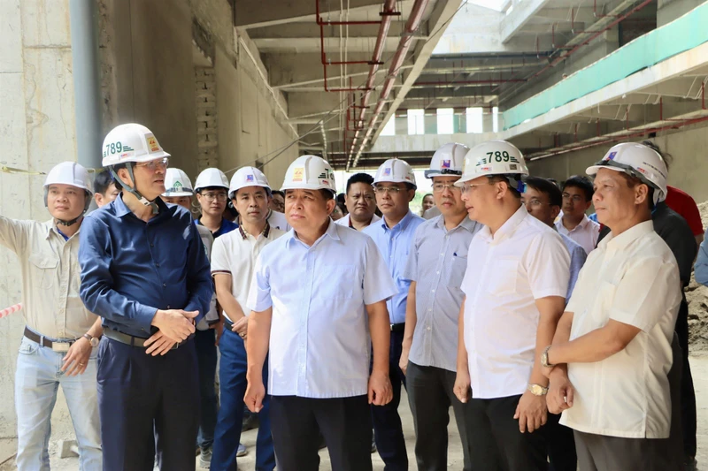 Bộ trưởng Kế hoạch và Đầu tư Nguyễn Chí Dũng thăm và đốc thúc giải ngân vốn đầu tư công một số dự án trọng điểm tại tỉnh Nghệ An.