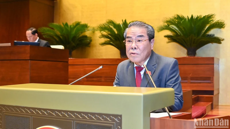 Trưởng Ban Dân nguyện thuộc Ủy ban Thường vụ Quốc hội Dương Thanh Bình trình bày báo cáo kết quả giám sát việc giải quyết kiến nghị của cử tri gửi đến Kỳ họp thứ 6. (Ảnh: LINH KHOA)