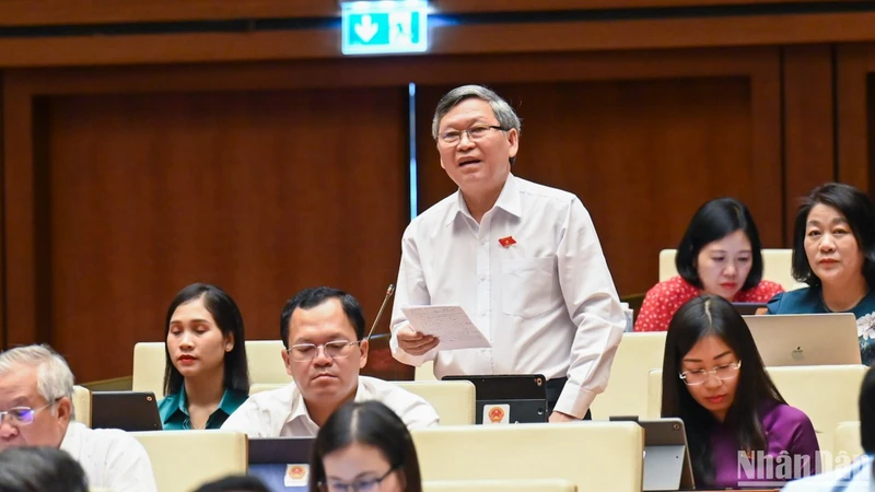 Đại biểu Tô Văn Tám (đoàn Kon Tum) góp ý kiến vào dự thảo Luật Trật tự, an toàn giao thông đường bộ trong phiên thảo luận chiều 22/5. (Ảnh: DUY LINH)