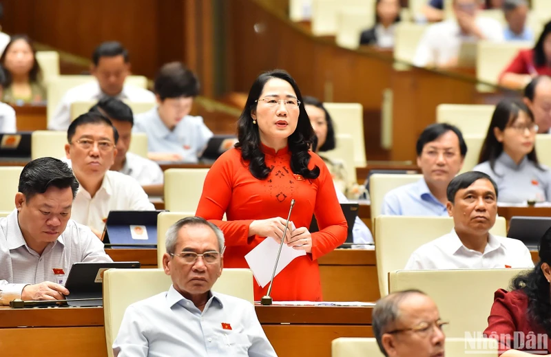 Đại biểu Nguyễn Thị Thủy (đoàn Bắc Kạn) phát biểu ý kiến tại hội trường sáng 28/5. (Ảnh: THỦY NGUYÊN)