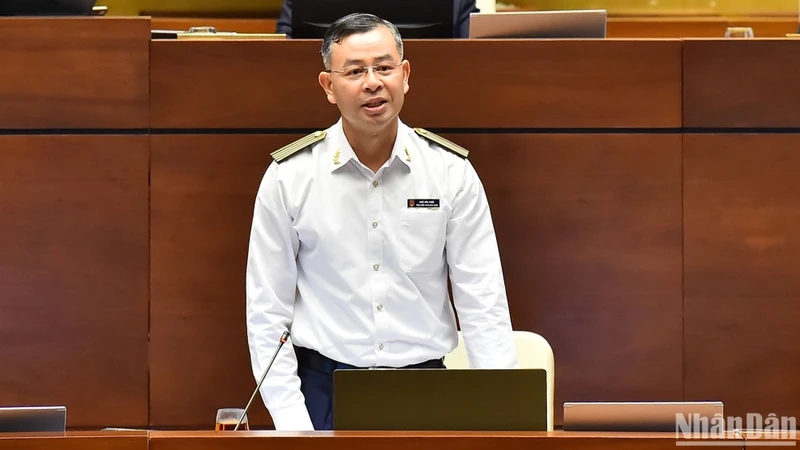 Tổng Kiểm toán nhà nước Ngô Văn Tuấn trả lời chất vấn của đại biểu Quốc hội sáng 5/6. (Ảnh: LINH NGUYÊN)